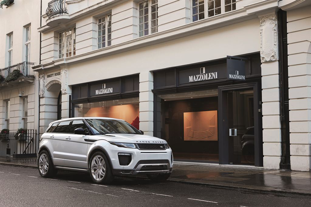 Range Rover Evoque MY 2017 is in het nieuwe modeljaar beschikbaar met nieuwe lakkleuren, het InControl Touch Pro 10.2 infotainmentsysteem en kan besteld worden met het Graphite Design Pack. Kies maar!