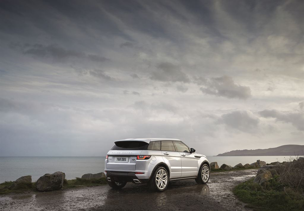Range Rover Evoque MY 2017 is in het nieuwe modeljaar beschikbaar met nieuwe lakkleuren, het InControl Touch Pro 10.2 infotainmentsysteem en kan besteld worden met het Graphite Design Pack. Kies maar!