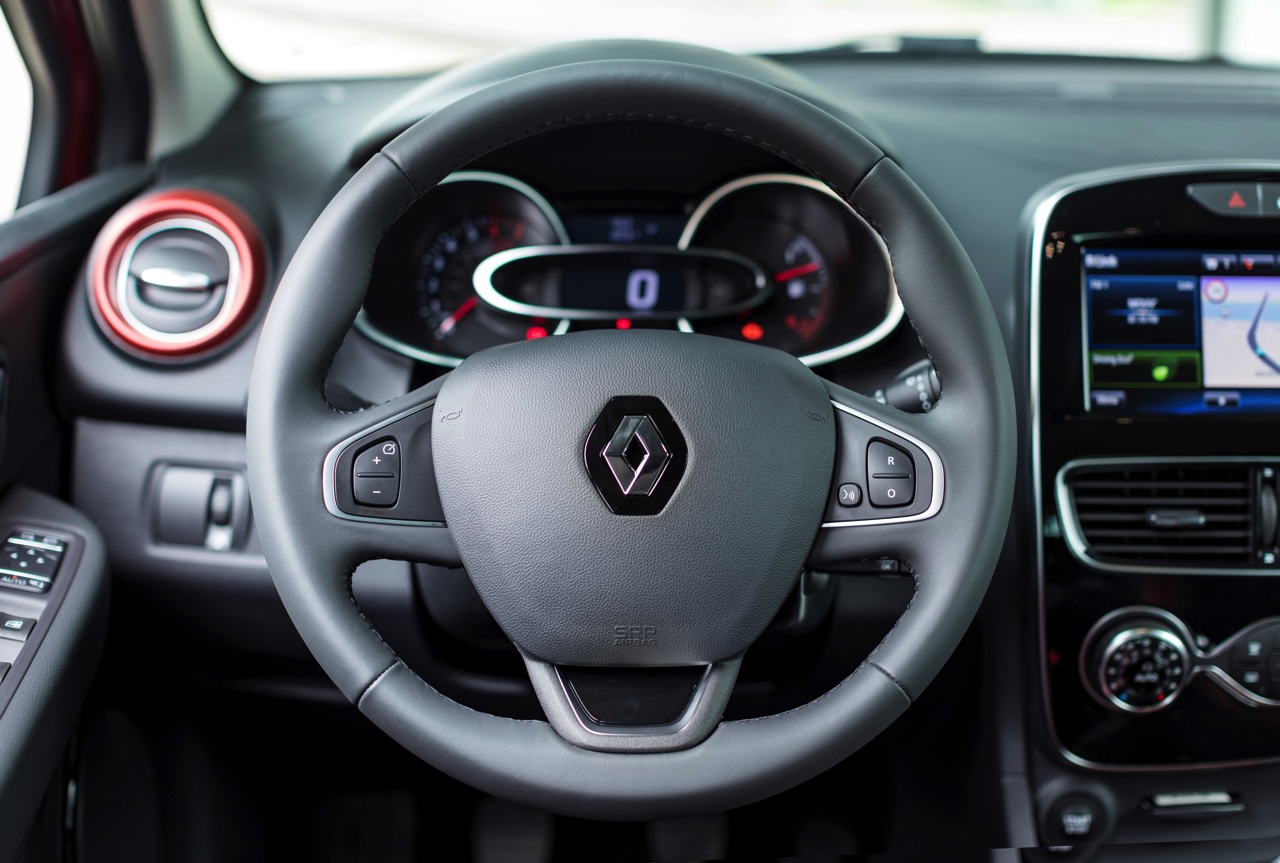 De nieuwe Renault Clio is rondom bijgeschaafd en debuteert met LED-koplampen en een verbeterd interieur. Ook is er meer motorenkeuze. We zetten de prijzen en uitvoeringen op een rij.