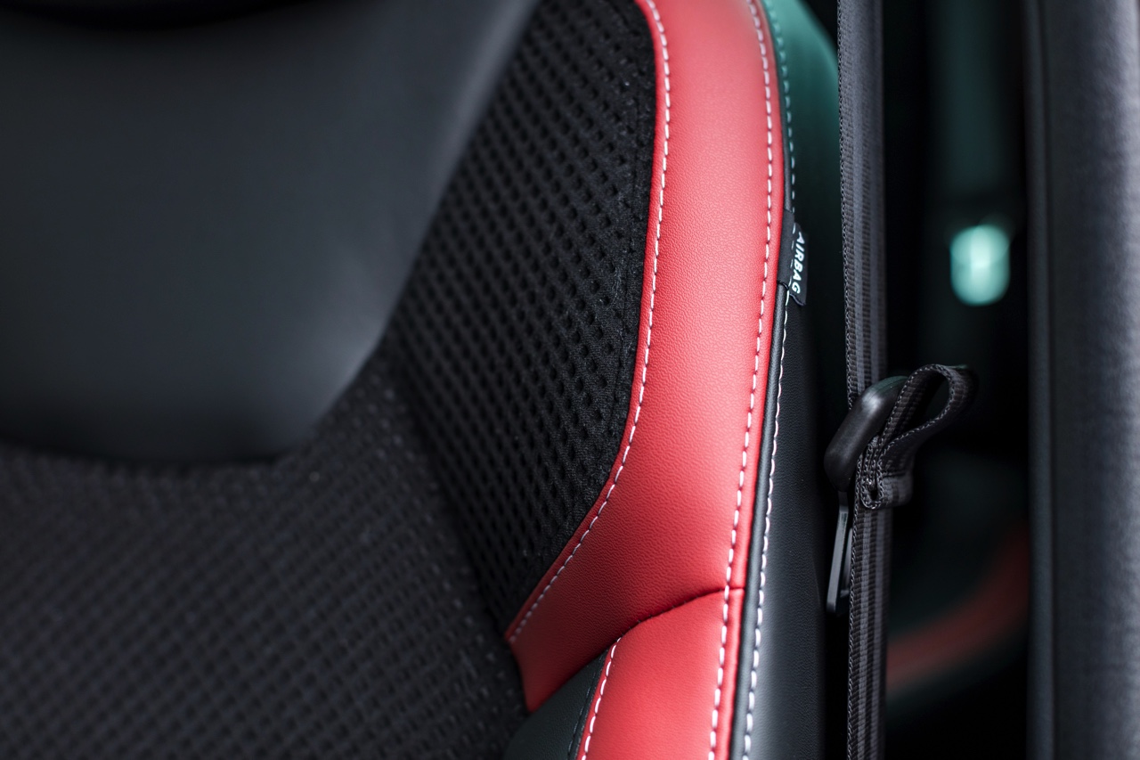 De nieuwe Renault Clio is rondom bijgeschaafd en debuteert met LED-koplampen en een verbeterd interieur. Ook is er meer motorenkeuze. We zetten de prijzen en uitvoeringen op een rij.