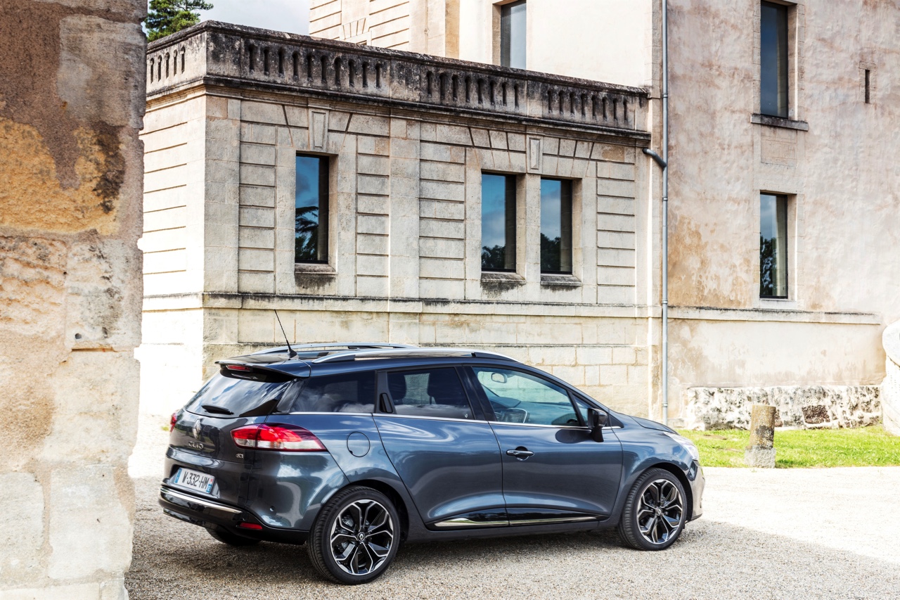 De nieuwe Renault Clio is rondom bijgeschaafd en debuteert met LED-koplampen en een verbeterd interieur. Ook is er meer motorenkeuze. We zetten de prijzen en uitvoeringen op een rij.