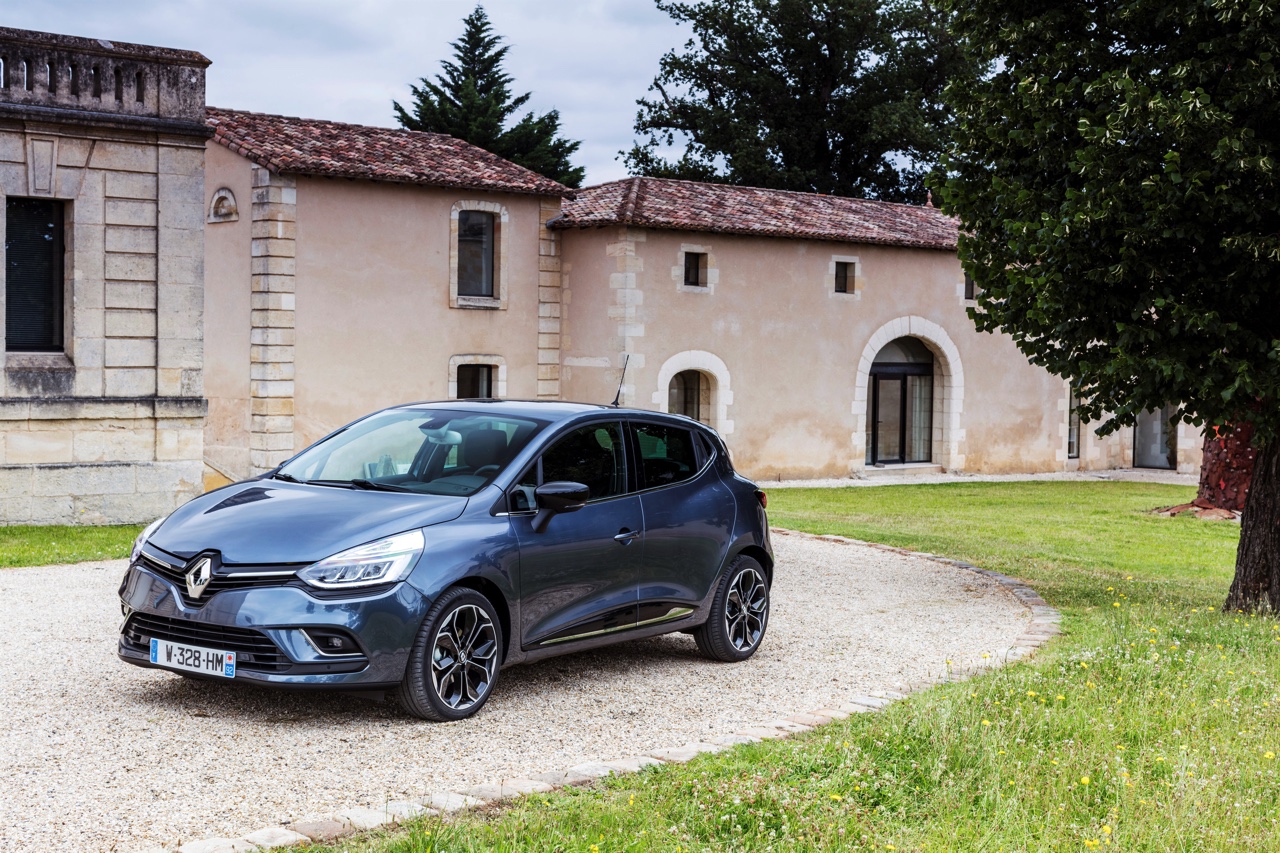 De nieuwe Renault Clio is rondom bijgeschaafd en debuteert met LED-koplampen en een verbeterd interieur. Ook is er meer motorenkeuze. We zetten de prijzen en uitvoeringen op een rij.