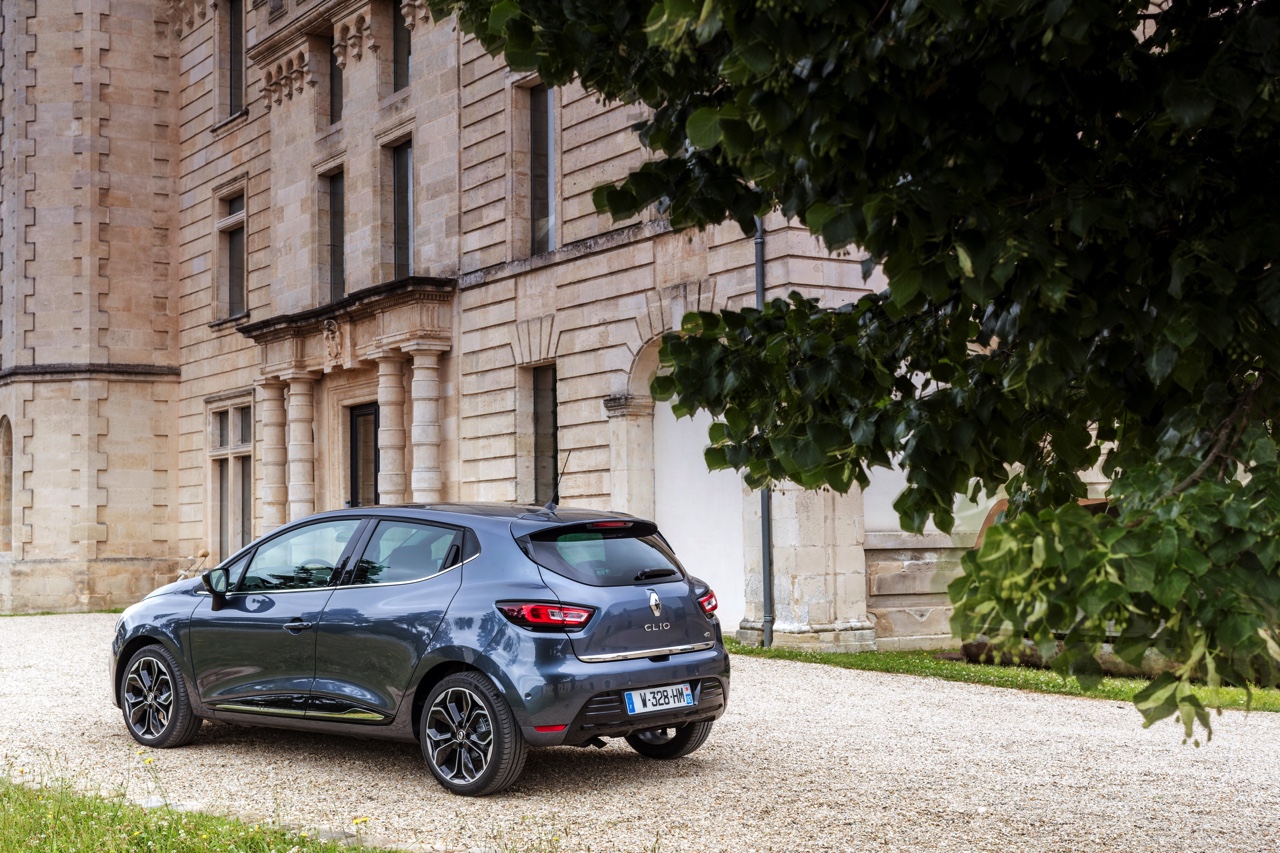 De nieuwe Renault Clio is rondom bijgeschaafd en debuteert met LED-koplampen en een verbeterd interieur. Ook is er meer motorenkeuze. We zetten de prijzen en uitvoeringen op een rij.