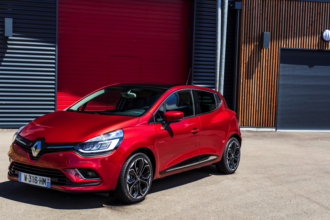 De nieuwe Renault Clio is rondom bijgeschaafd en debuteert met LED-koplampen en een verbeterd interieur. Ook is er meer motorenkeuze. We zetten de prijzen en uitvoeringen op een rij.