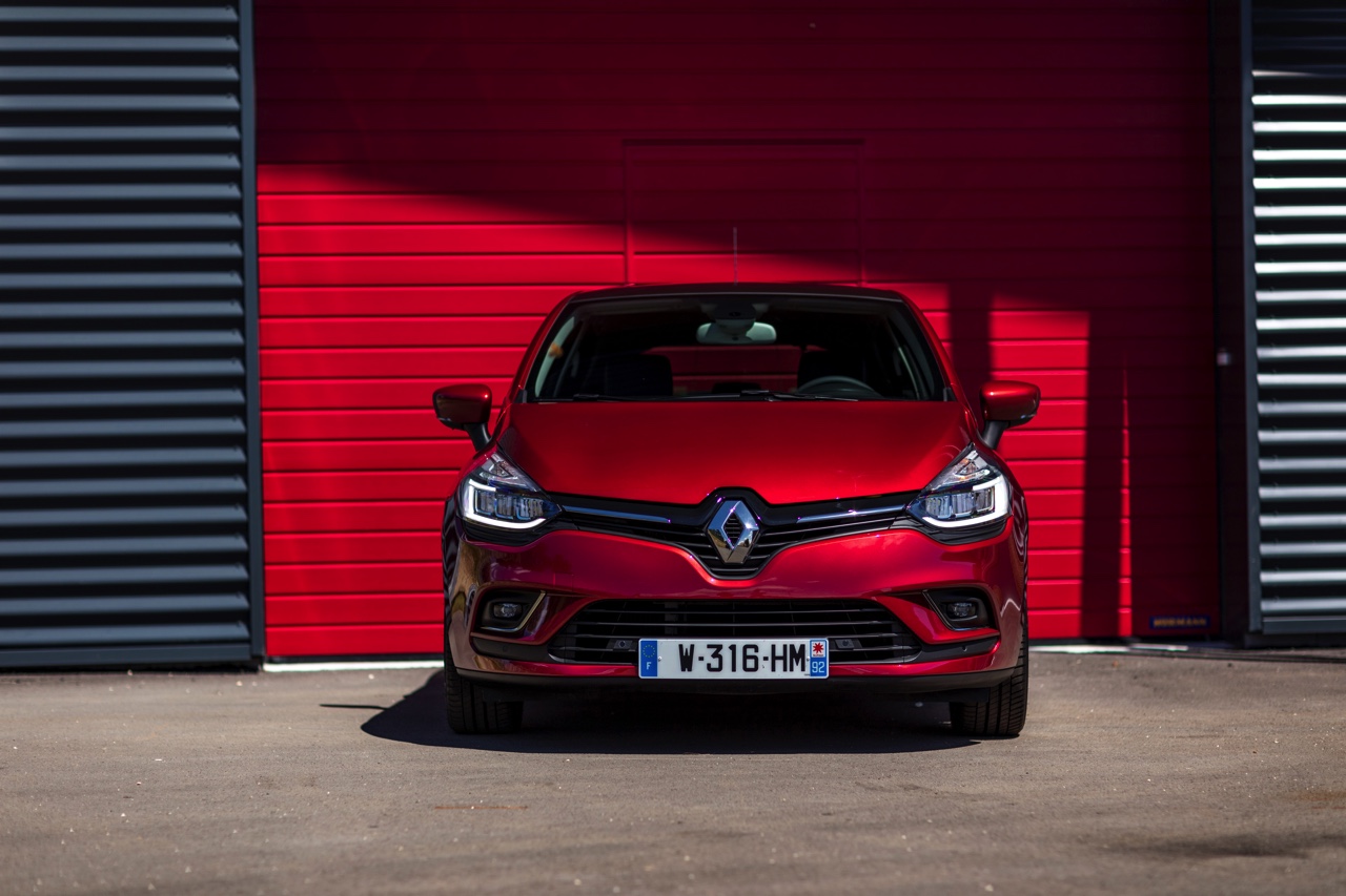 De nieuwe Renault Clio is rondom bijgeschaafd en debuteert met LED-koplampen en een verbeterd interieur. Ook is er meer motorenkeuze. We zetten de prijzen en uitvoeringen op een rij.