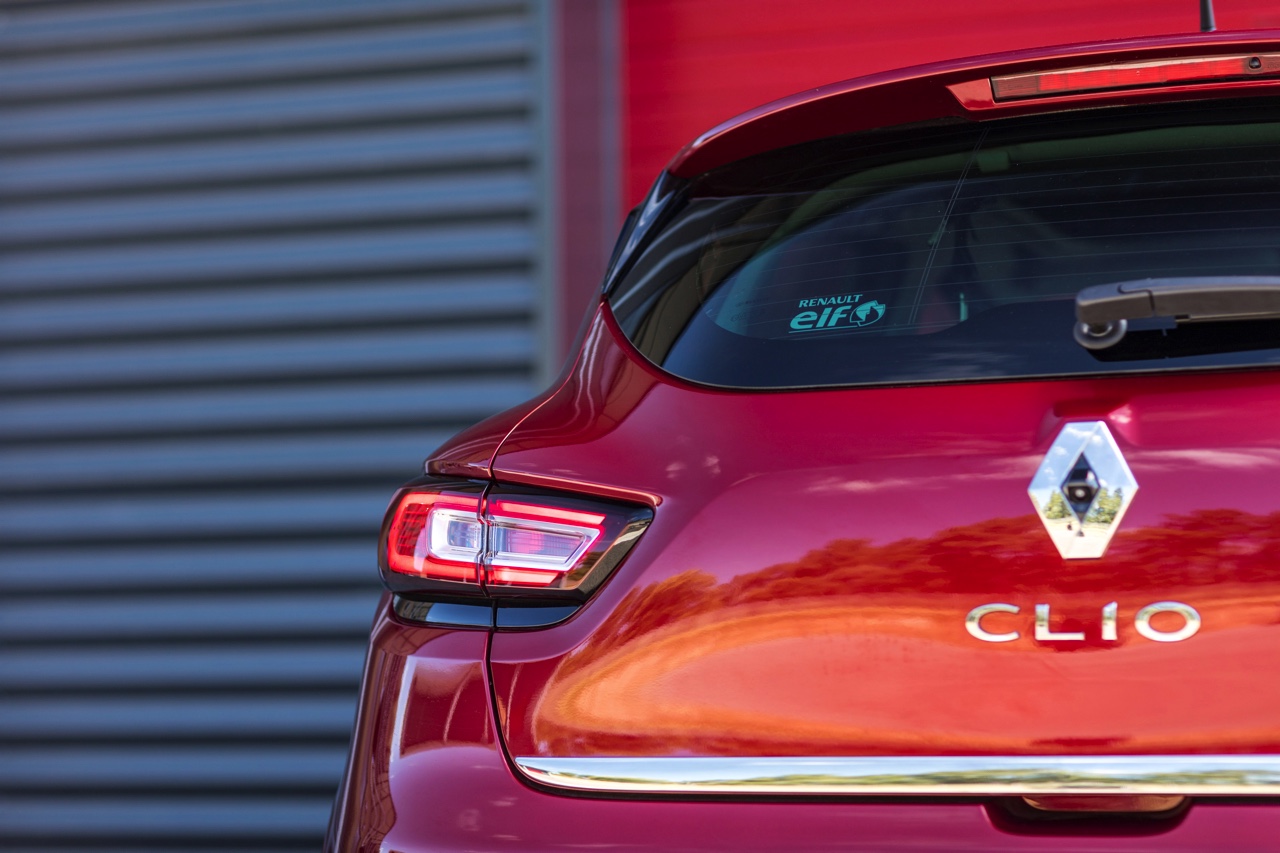 De nieuwe Renault Clio is rondom bijgeschaafd en debuteert met LED-koplampen en een verbeterd interieur. Ook is er meer motorenkeuze. We zetten de prijzen en uitvoeringen op een rij.