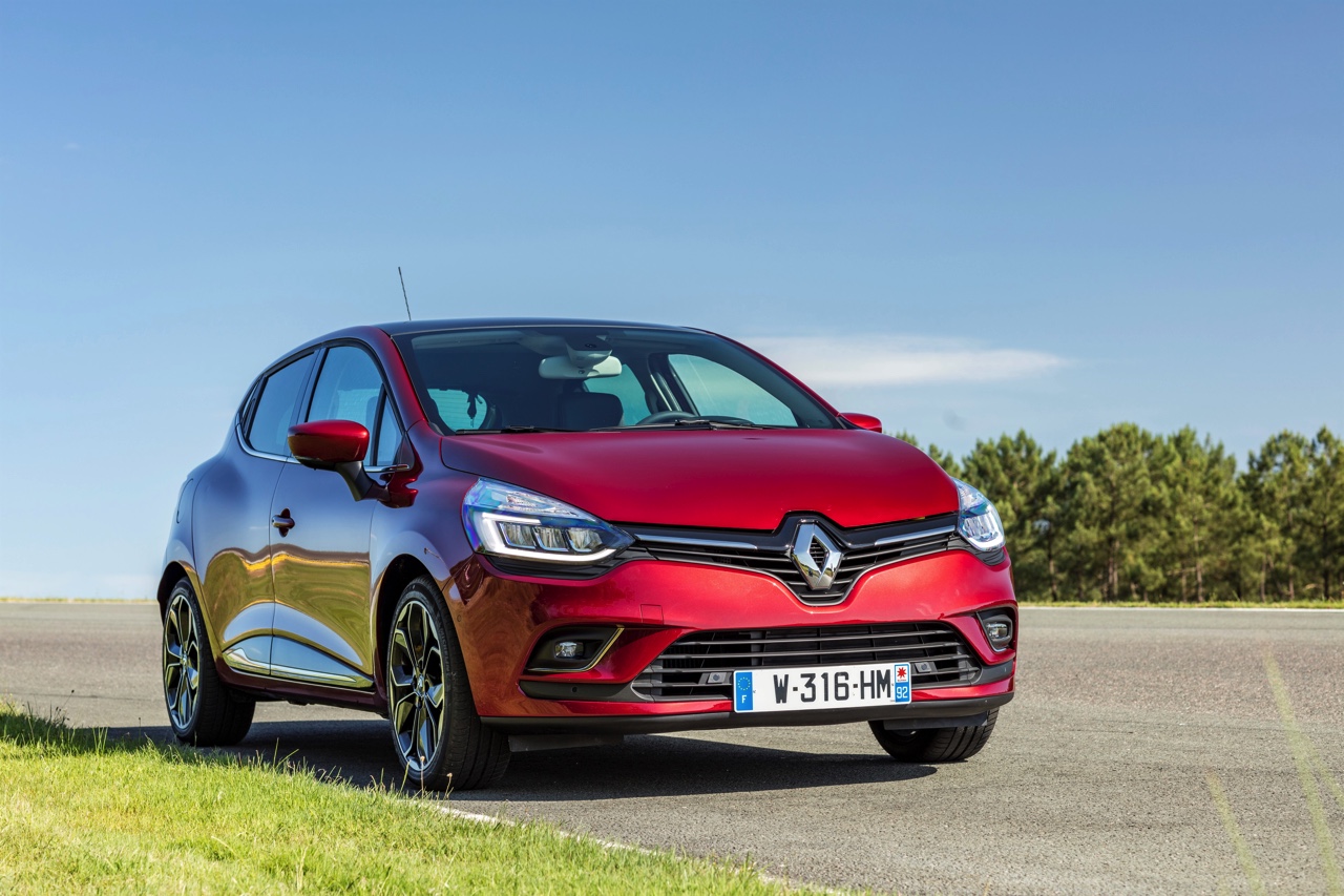 De nieuwe Renault Clio is rondom bijgeschaafd en debuteert met LED-koplampen en een verbeterd interieur. Ook is er meer motorenkeuze. We zetten de prijzen en uitvoeringen op een rij.