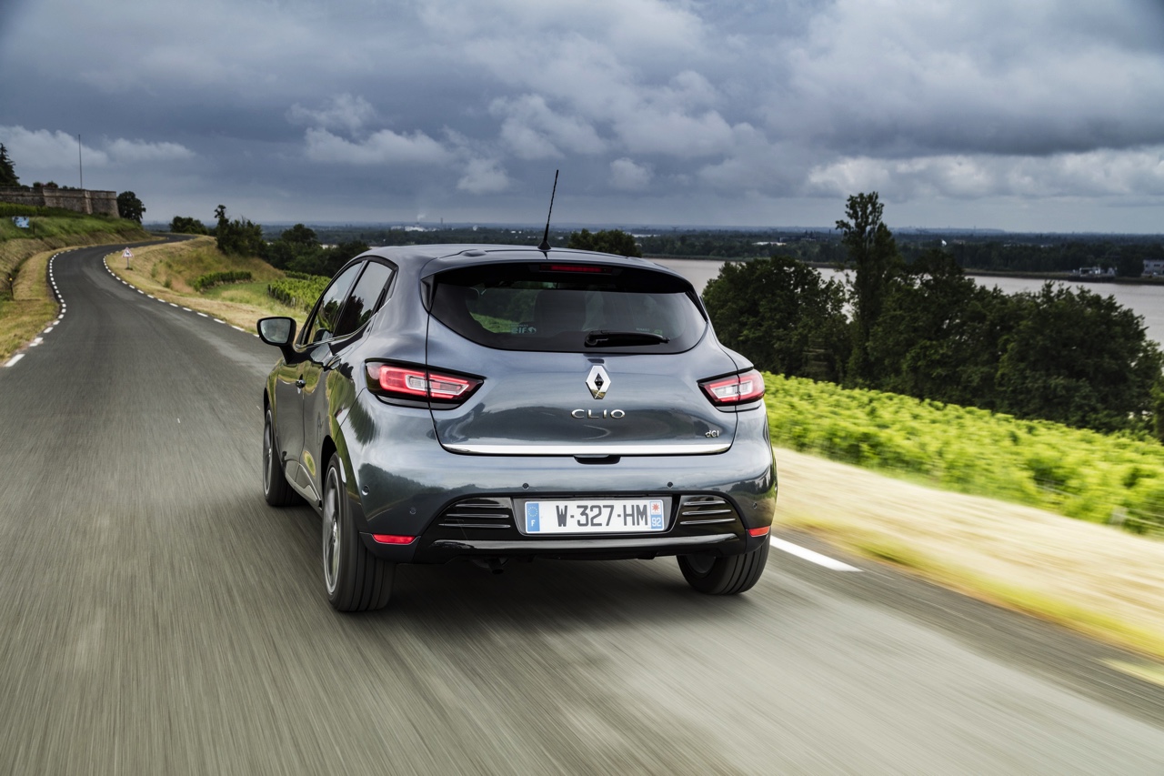 De nieuwe Renault Clio is rondom bijgeschaafd en debuteert met LED-koplampen en een verbeterd interieur. Ook is er meer motorenkeuze. We zetten de prijzen en uitvoeringen op een rij.