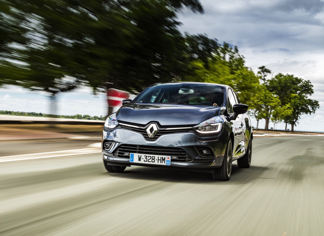 De nieuwe Renault Clio is rondom bijgeschaafd en debuteert met LED-koplampen en een verbeterd interieur. Ook is er meer motorenkeuze. We zetten de prijzen en uitvoeringen op een rij.