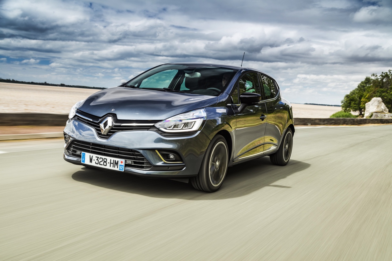De nieuwe Renault Clio is rondom bijgeschaafd en debuteert met LED-koplampen en een verbeterd interieur. Ook is er meer motorenkeuze. We zetten de prijzen en uitvoeringen op een rij.
