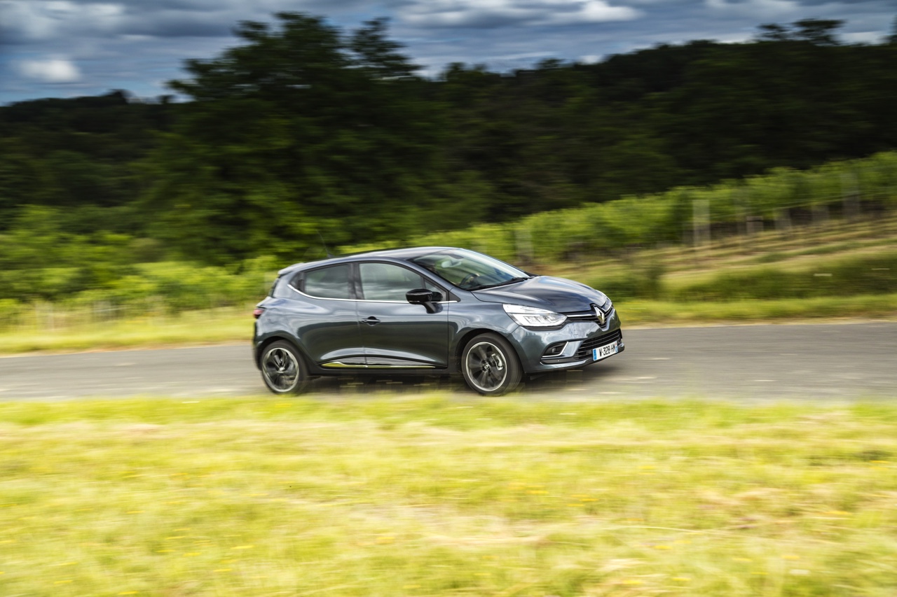 De nieuwe Renault Clio is rondom bijgeschaafd en debuteert met LED-koplampen en een verbeterd interieur. Ook is er meer motorenkeuze. We zetten de prijzen en uitvoeringen op een rij.