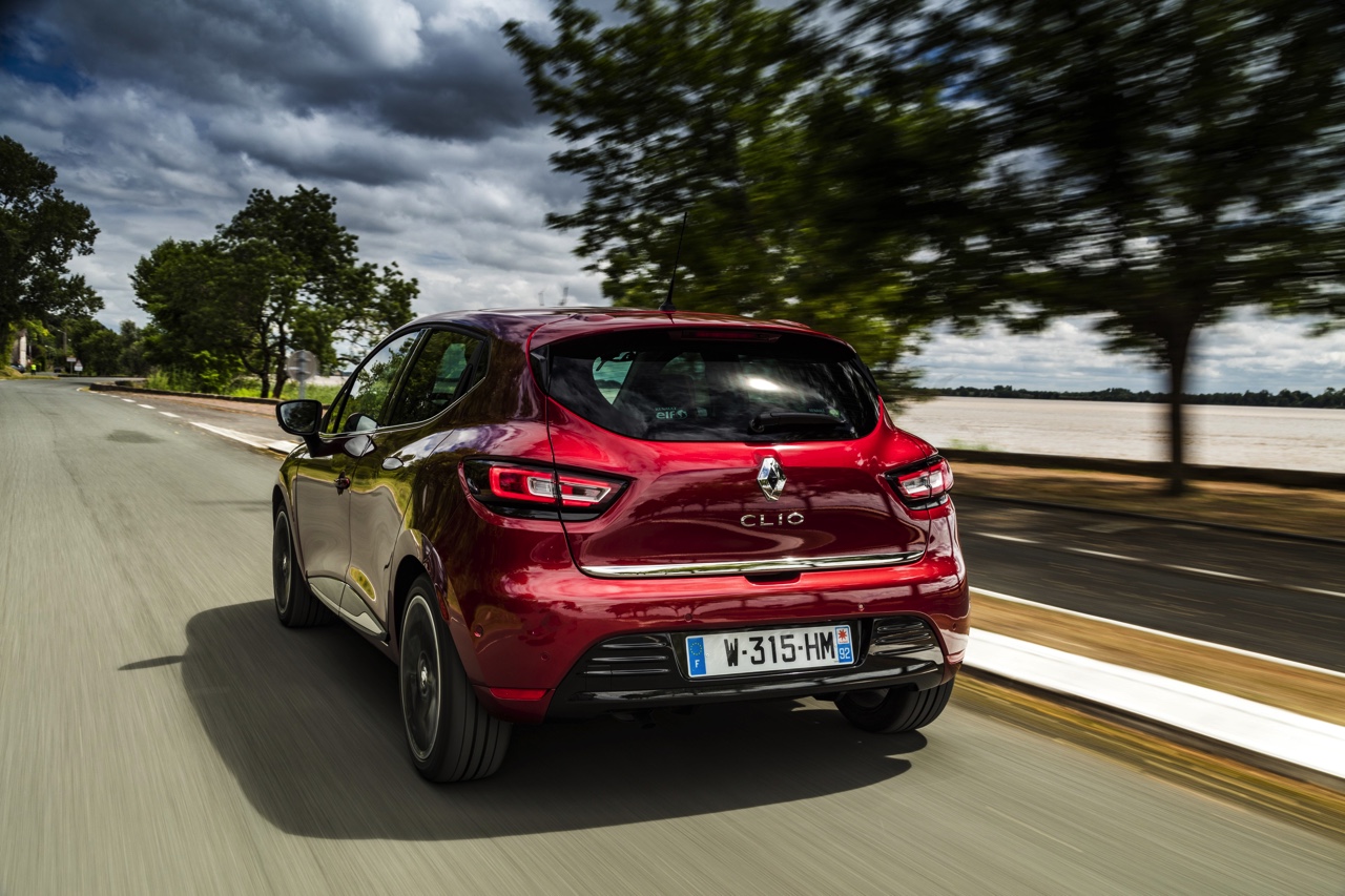 De nieuwe Renault Clio is rondom bijgeschaafd en debuteert met LED-koplampen en een verbeterd interieur. Ook is er meer motorenkeuze. We zetten de prijzen en uitvoeringen op een rij.
