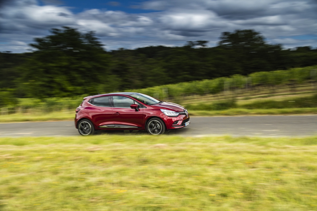 De nieuwe Renault Clio is rondom bijgeschaafd en debuteert met LED-koplampen en een verbeterd interieur. Ook is er meer motorenkeuze. We zetten de prijzen en uitvoeringen op een rij.