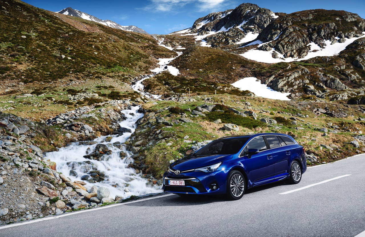 Autotest Toyota Avensis 1.6 D-4D Touring Sports met het faceliftmodel van de Avensis en de zuinige BMW-diesel die in aanmerking komt voor 20% bijtelling.