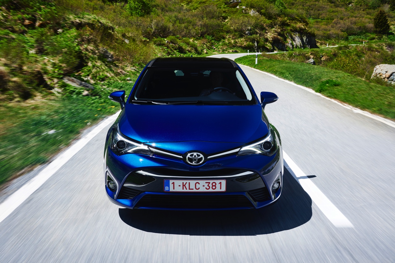 Autotest Toyota Avensis 1.6 D-4D Touring Sports met het faceliftmodel van de Avensis en de zuinige BMW-diesel die in aanmerking komt voor 20% bijtelling.