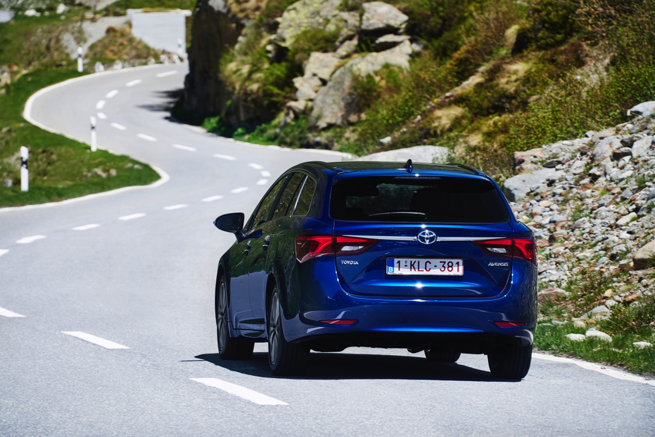 Autotest Toyota Avensis 1.6 D-4D Touring Sports met het faceliftmodel van de Avensis en de zuinige BMW-diesel die in aanmerking komt voor 20% bijtelling.