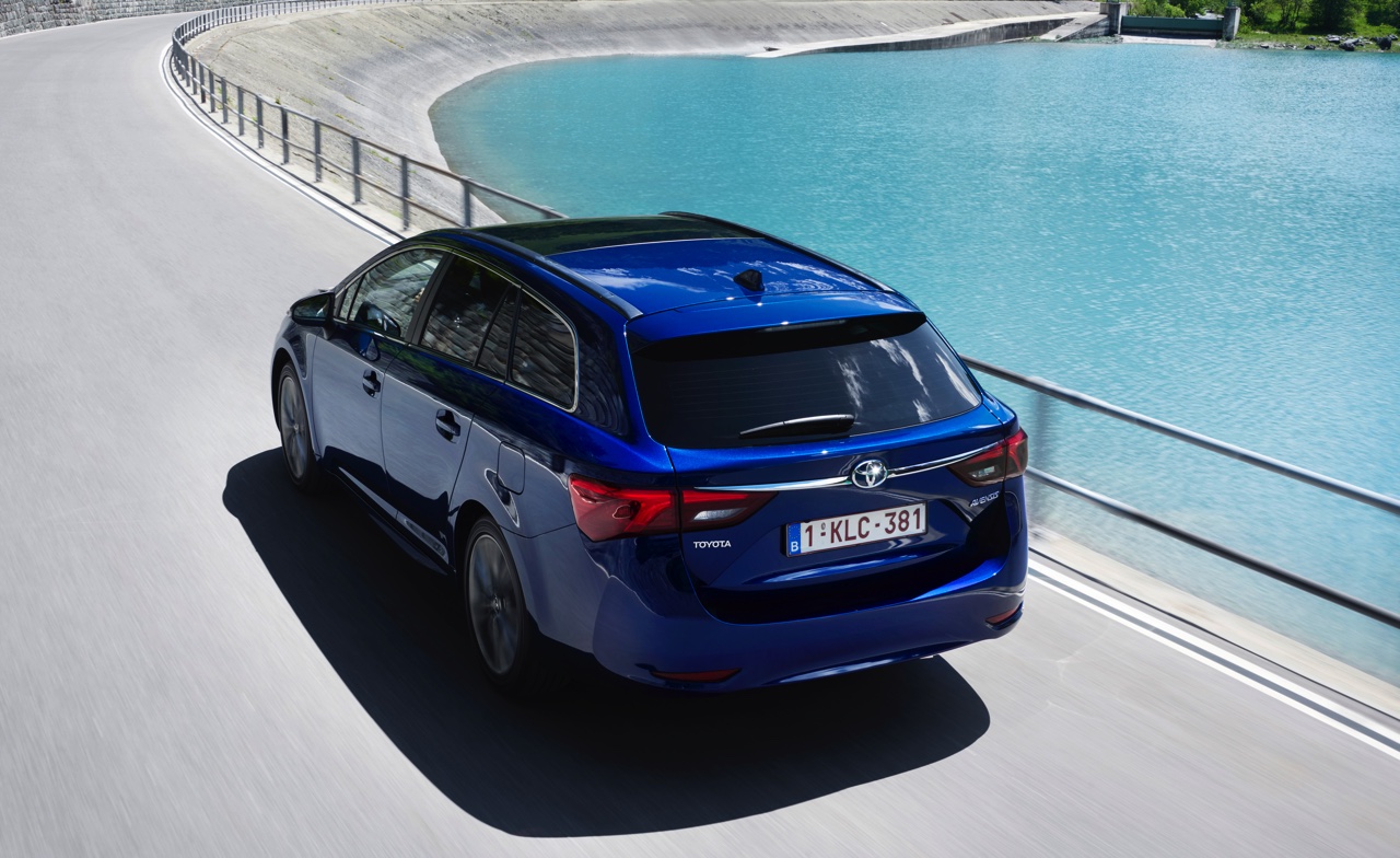 Autotest Toyota Avensis 1.6 D-4D Touring Sports met het faceliftmodel van de Avensis en de zuinige BMW-diesel die in aanmerking komt voor 20% bijtelling.