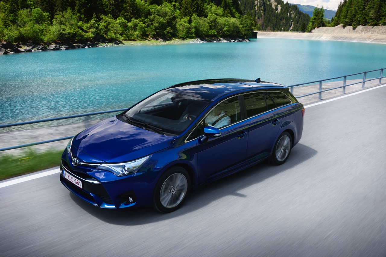 Autotest Toyota Avensis 1.6 D-4D Touring Sports met het faceliftmodel van de Avensis en de zuinige BMW-diesel die in aanmerking komt voor 20% bijtelling.