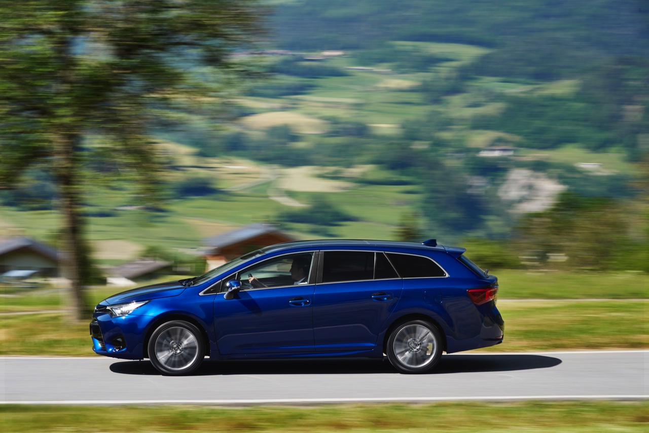 Autotest Toyota Avensis 1.6 D-4D Touring Sports met het faceliftmodel van de Avensis en de zuinige BMW-diesel die in aanmerking komt voor 20% bijtelling.