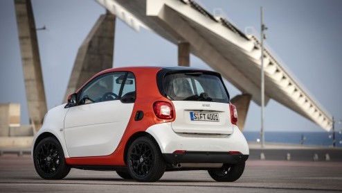 Autotest nieuwe smart fortwo met 70 pk en 90 pk, die vanaf 22 november 2014 in de Nederlandse showrooms staat.