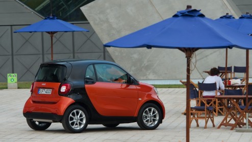 Autotest nieuwe smart fortwo met 70 pk en 90 pk, die vanaf 22 november 2014 in de Nederlandse showrooms staat.