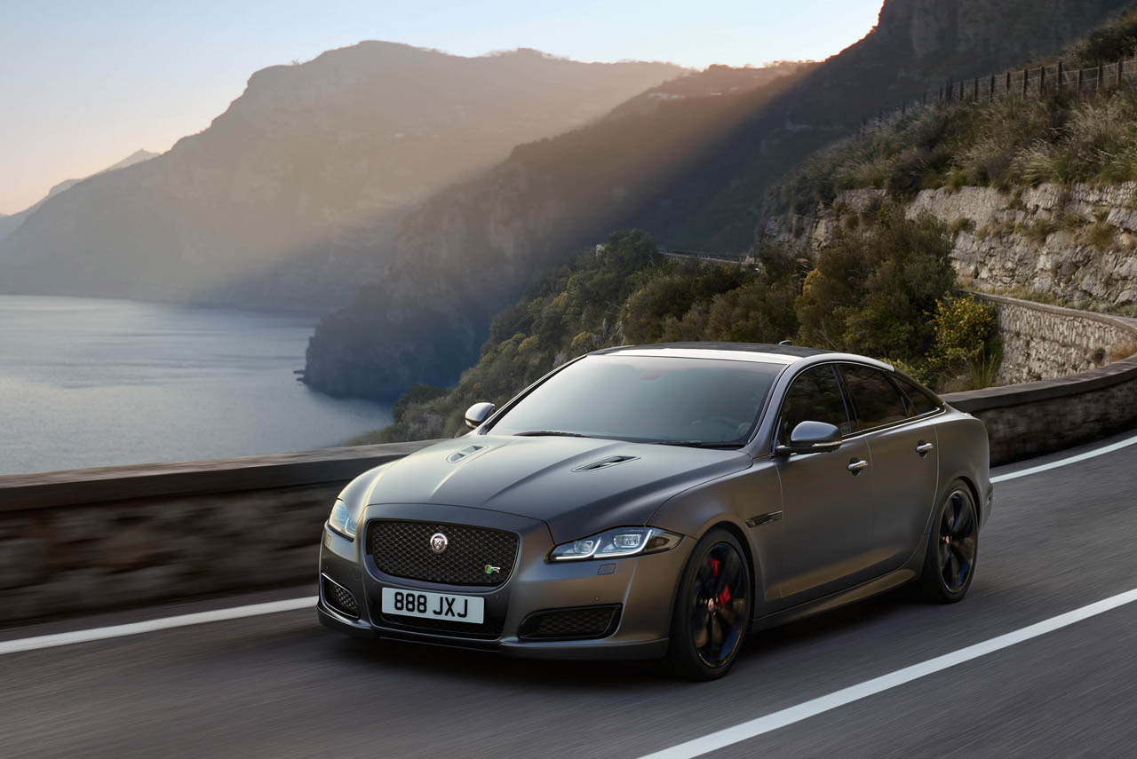 Jaguar brengt de grote XJ op niveau en lanceert de XJR575 topversie.