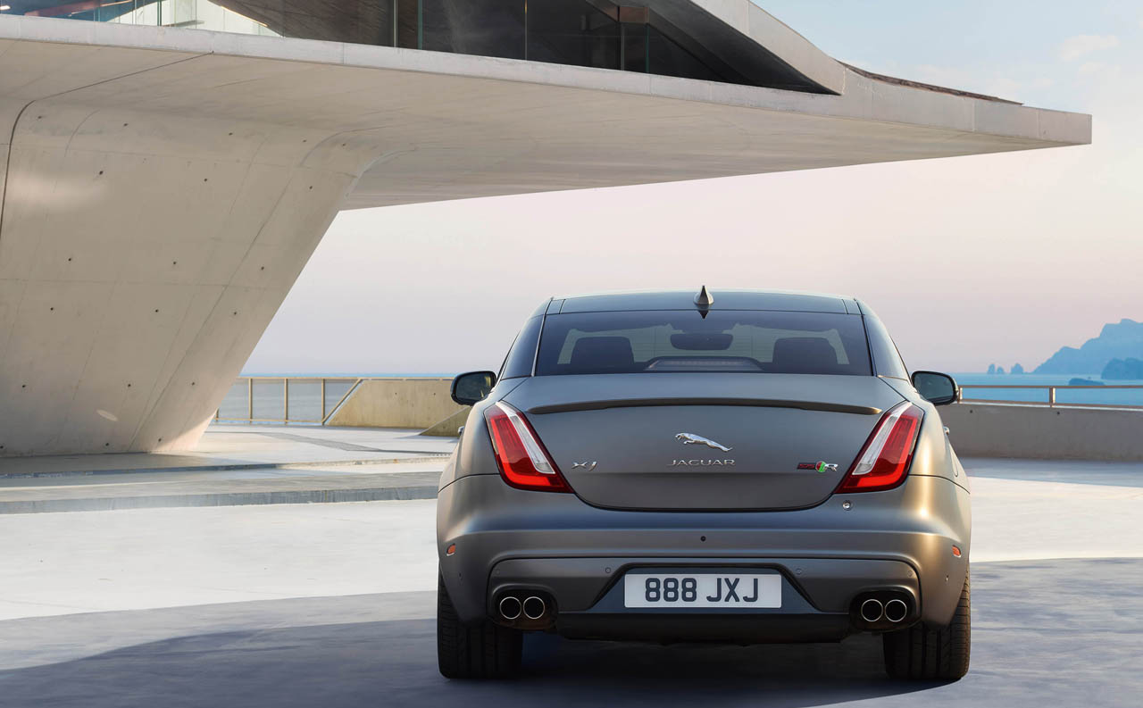 Jaguar brengt de grote XJ op niveau en lanceert de XJR575 topversie.