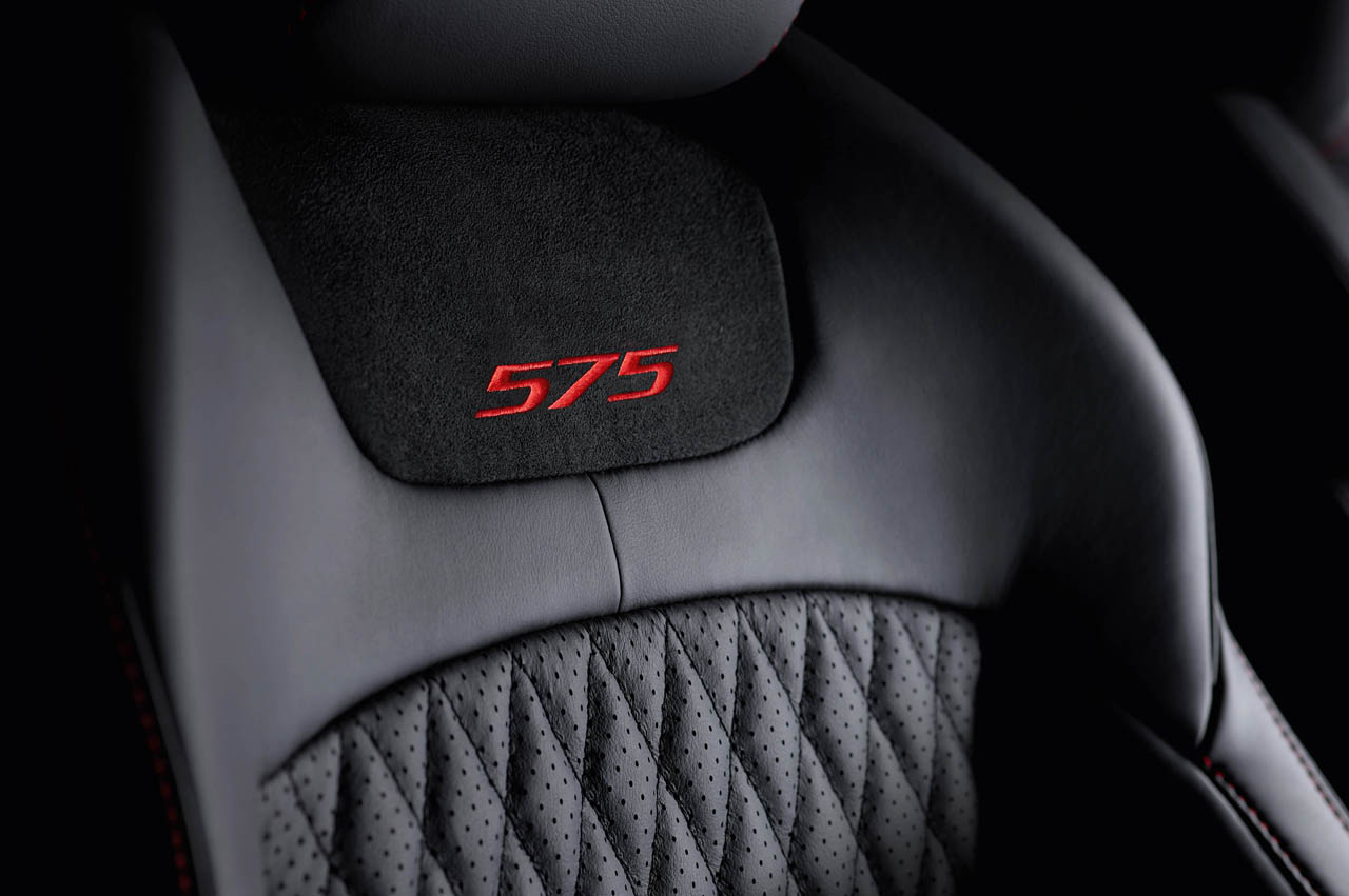 Jaguar brengt de grote XJ op niveau en lanceert de XJR575 topversie.
