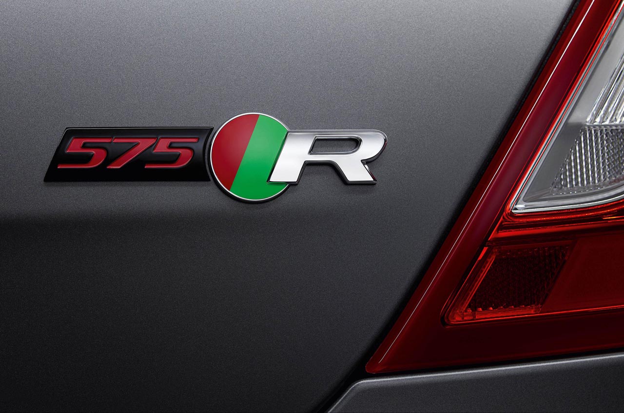 Jaguar brengt de grote XJ op niveau en lanceert de XJR575 topversie.