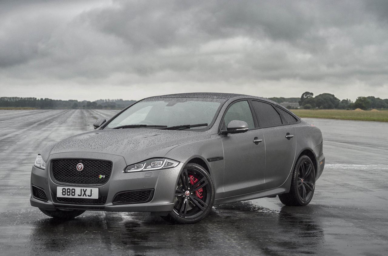 Jaguar brengt de grote XJ op niveau en lanceert de XJR575 topversie.