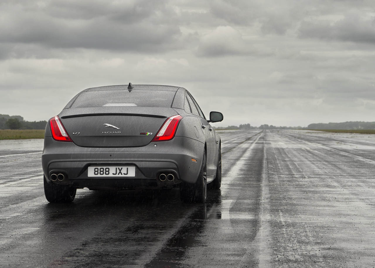 Jaguar brengt de grote XJ op niveau en lanceert de XJR575 topversie.