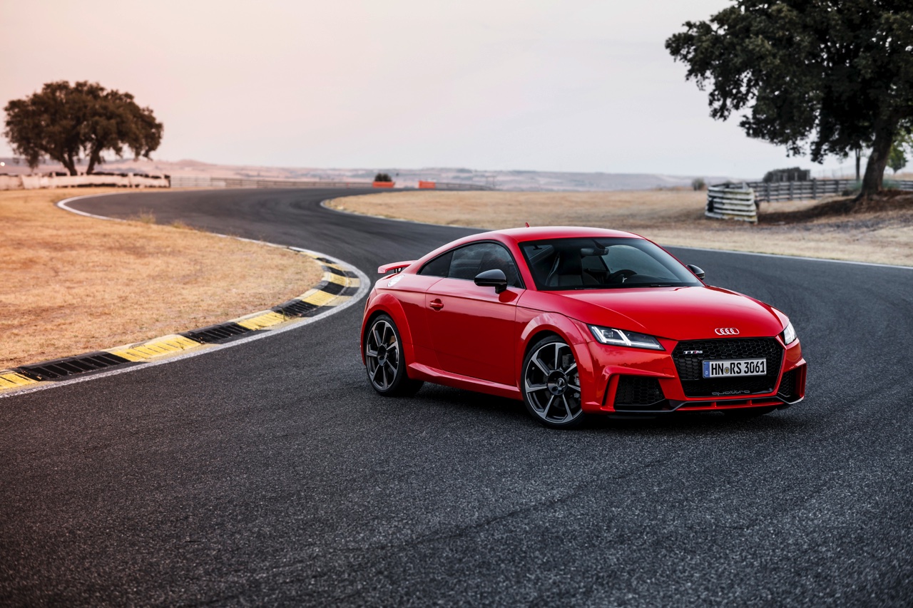 Autotest Audi TT RS 2.5 TFSI, de nieuwe generatie TT RS met compleet herziene vijfcilinder. Worden wij vrolijk van 400 pk en een sportuilaat? We gaan rijden!