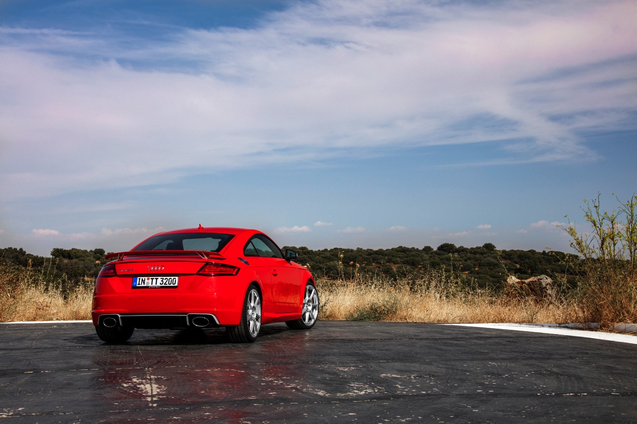 Autotest Audi TT RS 2.5 TFSI, de nieuwe generatie TT RS met compleet herziene vijfcilinder. Worden wij vrolijk van 400 pk en een sportuilaat? We gaan rijden!