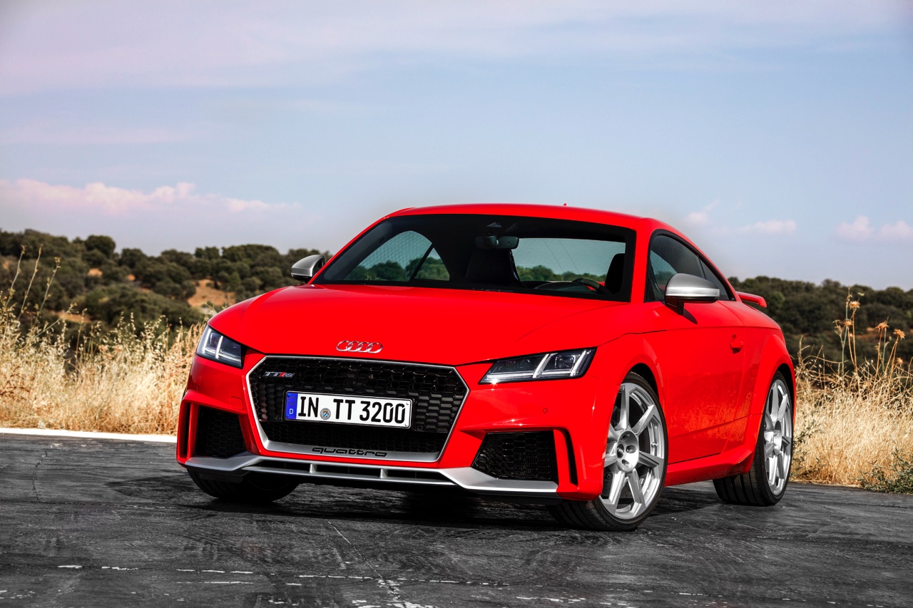 Autotest Audi TT RS 2.5 TFSI, de nieuwe generatie TT RS met compleet herziene vijfcilinder. Worden wij vrolijk van 400 pk en een sportuilaat? We gaan rijden!