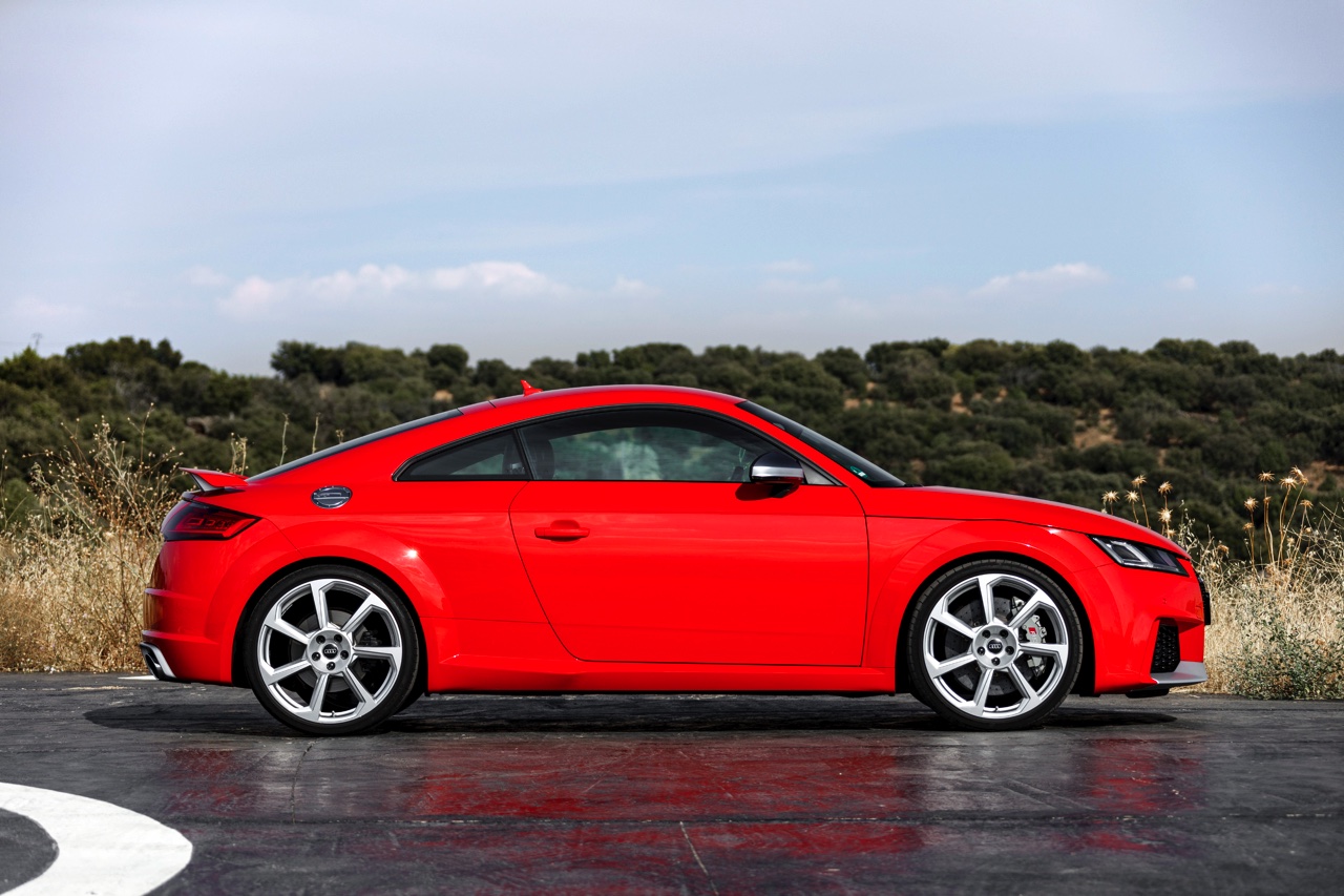Autotest Audi TT RS 2.5 TFSI, de nieuwe generatie TT RS met compleet herziene vijfcilinder. Worden wij vrolijk van 400 pk en een sportuilaat? We gaan rijden!