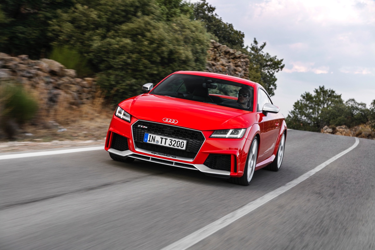 Autotest Audi TT RS 2.5 TFSI, de nieuwe generatie TT RS met compleet herziene vijfcilinder. Worden wij vrolijk van 400 pk en een sportuilaat? We gaan rijden!