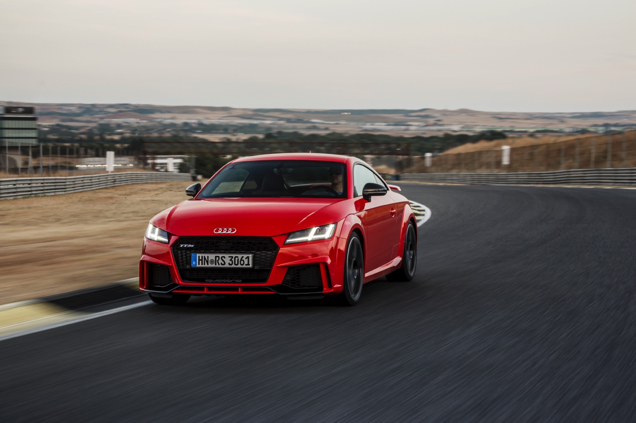 Autotest Audi TT RS 2.5 TFSI, de nieuwe generatie TT RS met compleet herziene vijfcilinder. Worden wij vrolijk van 400 pk en een sportuilaat? We gaan rijden!