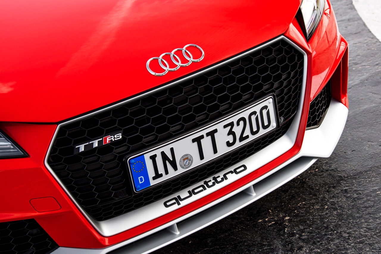 Autotest Audi TT RS 2.5 TFSI, de nieuwe generatie TT RS met compleet herziene vijfcilinder. Worden wij vrolijk van 400 pk en een sportuilaat? We gaan rijden!