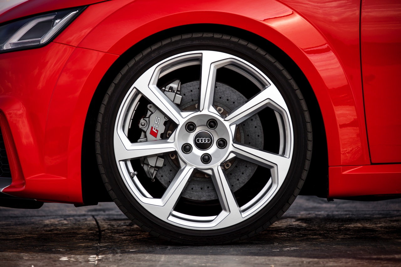 Autotest Audi TT RS 2.5 TFSI, de nieuwe generatie TT RS met compleet herziene vijfcilinder. Worden wij vrolijk van 400 pk en een sportuilaat? We gaan rijden!