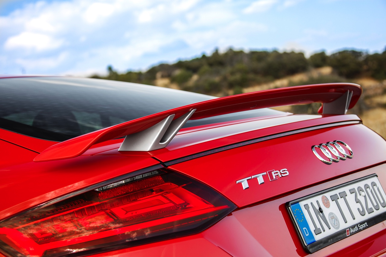 Autotest Audi TT RS 2.5 TFSI, de nieuwe generatie TT RS met compleet herziene vijfcilinder. Worden wij vrolijk van 400 pk en een sportuilaat? We gaan rijden!
