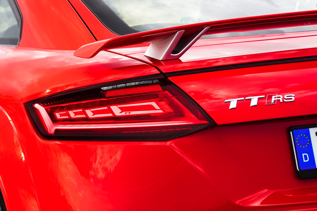 Autotest Audi TT RS 2.5 TFSI, de nieuwe generatie TT RS met compleet herziene vijfcilinder. Worden wij vrolijk van 400 pk en een sportuilaat? We gaan rijden!