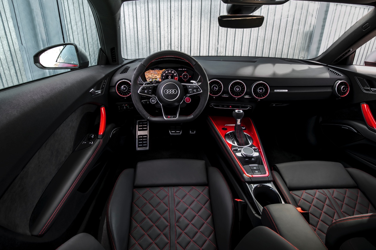 Autotest Audi TT RS 2.5 TFSI, de nieuwe generatie TT RS met compleet herziene vijfcilinder. Worden wij vrolijk van 400 pk en een sportuilaat? We gaan rijden!