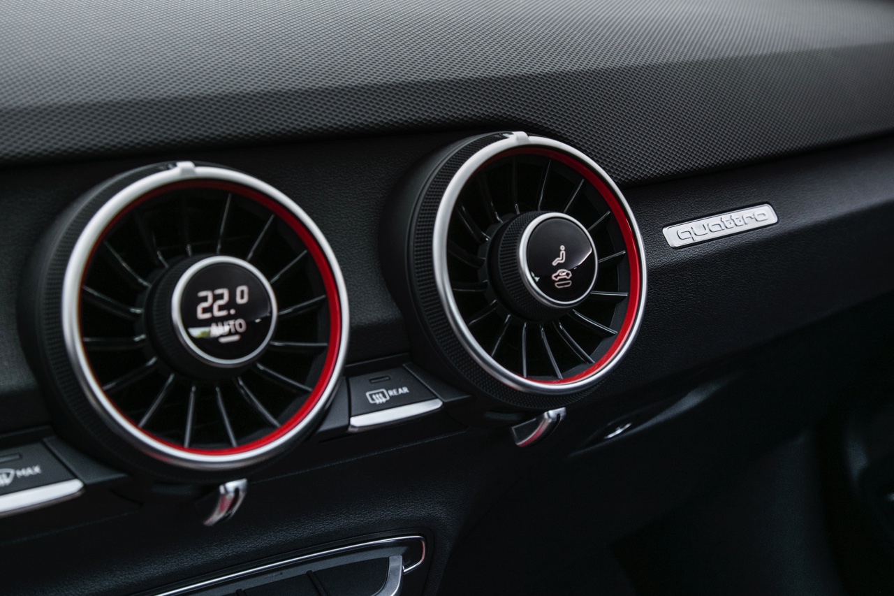 Autotest Audi TT RS 2.5 TFSI, de nieuwe generatie TT RS met compleet herziene vijfcilinder. Worden wij vrolijk van 400 pk en een sportuilaat? We gaan rijden!