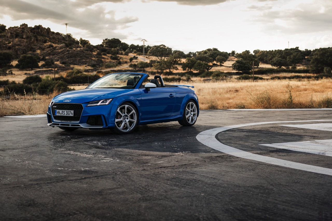 Autotest Audi TT RS 2.5 TFSI, de nieuwe generatie TT RS met compleet herziene vijfcilinder. Worden wij vrolijk van 400 pk en een sportuilaat? We gaan rijden!