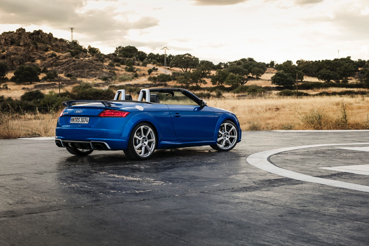 Autotest Audi TT RS 2.5 TFSI, de nieuwe generatie TT RS met compleet herziene vijfcilinder. Worden wij vrolijk van 400 pk en een sportuilaat? We gaan rijden!