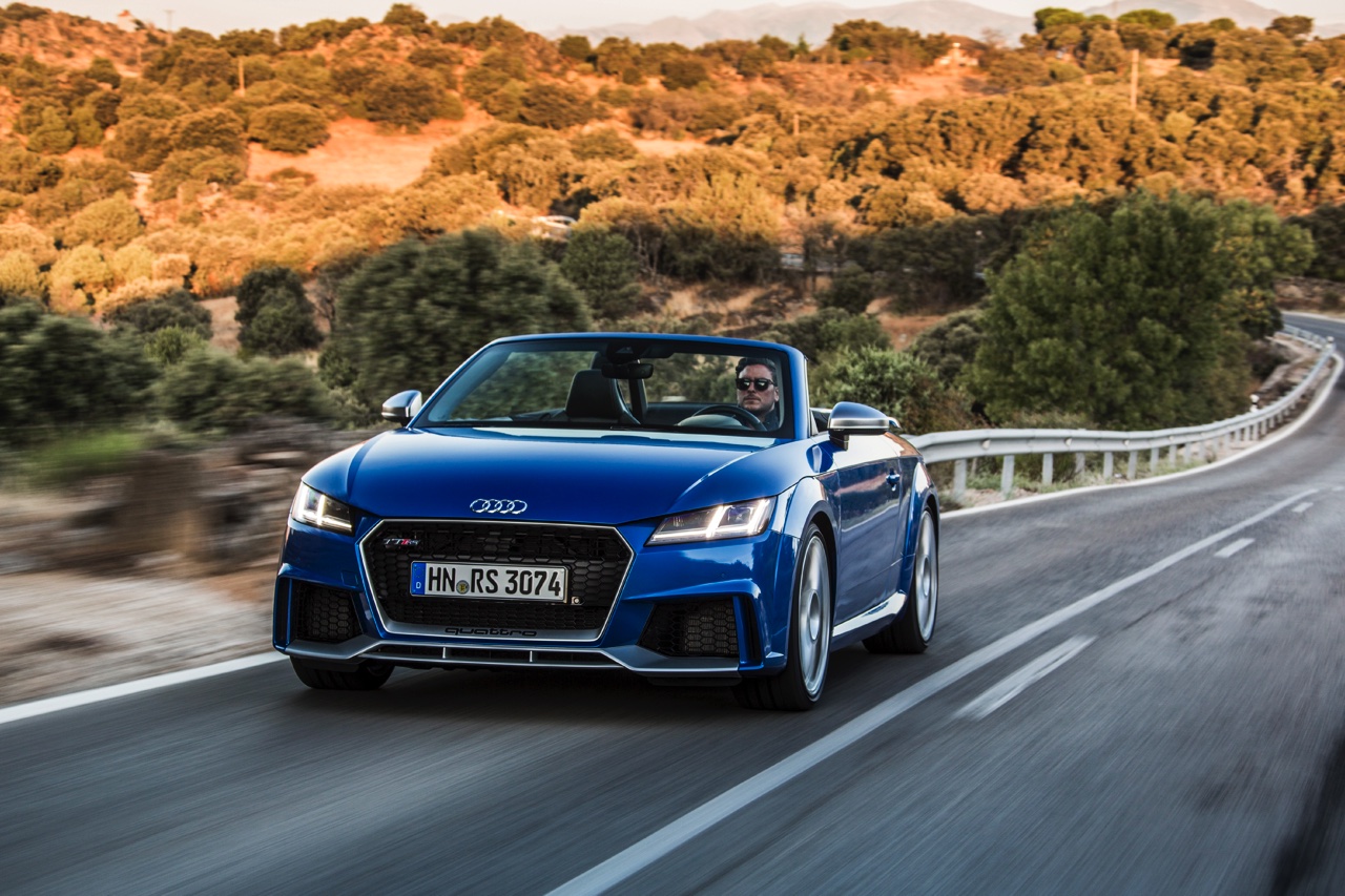 Autotest Audi TT RS 2.5 TFSI, de nieuwe generatie TT RS met compleet herziene vijfcilinder. Worden wij vrolijk van 400 pk en een sportuilaat? We gaan rijden!