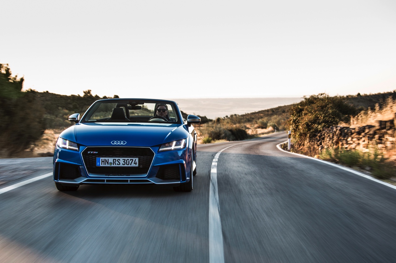 Autotest Audi TT RS 2.5 TFSI, de nieuwe generatie TT RS met compleet herziene vijfcilinder. Worden wij vrolijk van 400 pk en een sportuilaat? We gaan rijden!
