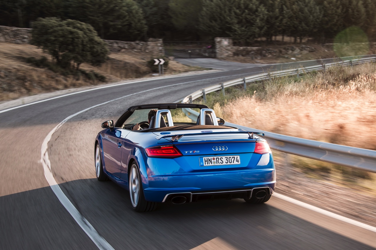 Autotest Audi TT RS 2.5 TFSI, de nieuwe generatie TT RS met compleet herziene vijfcilinder. Worden wij vrolijk van 400 pk en een sportuilaat? We gaan rijden!