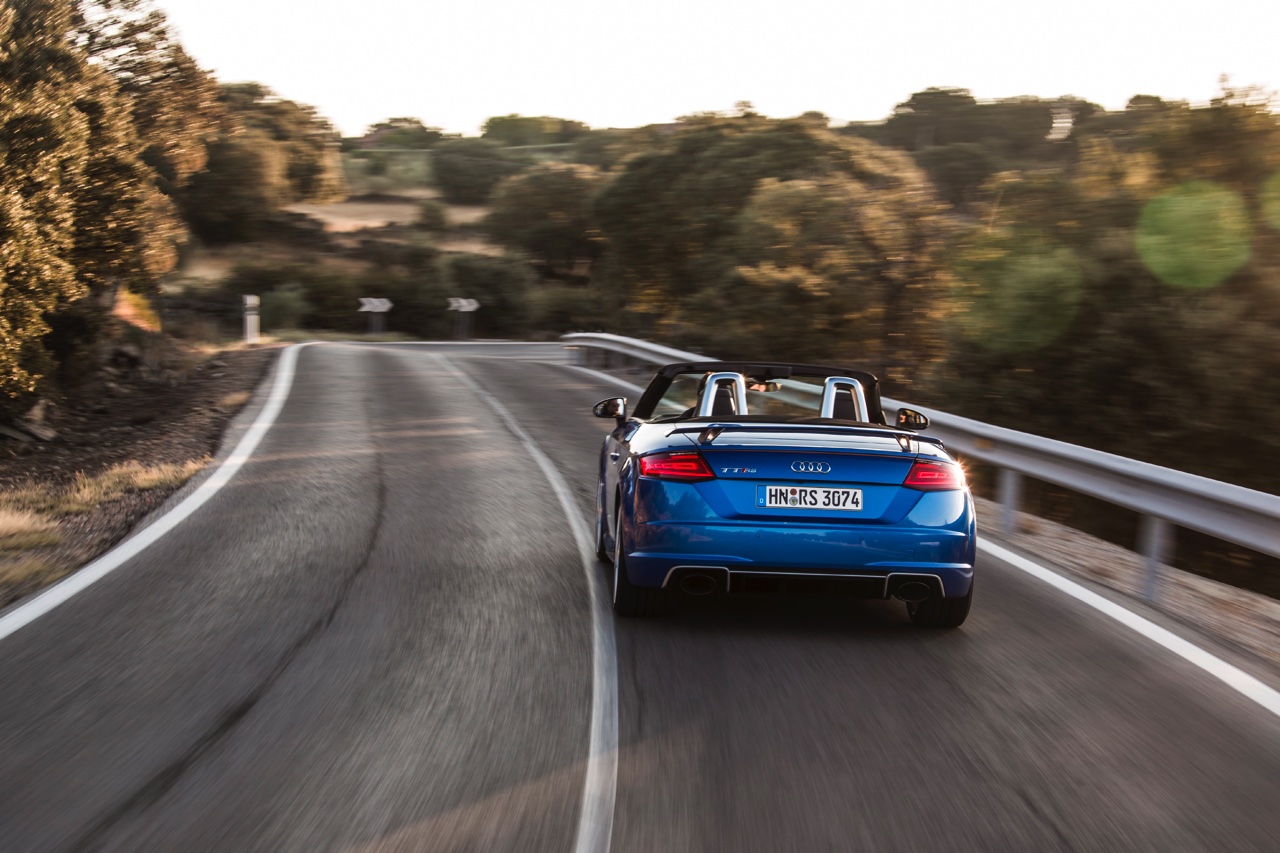 Autotest Audi TT RS 2.5 TFSI, de nieuwe generatie TT RS met compleet herziene vijfcilinder. Worden wij vrolijk van 400 pk en een sportuilaat? We gaan rijden!