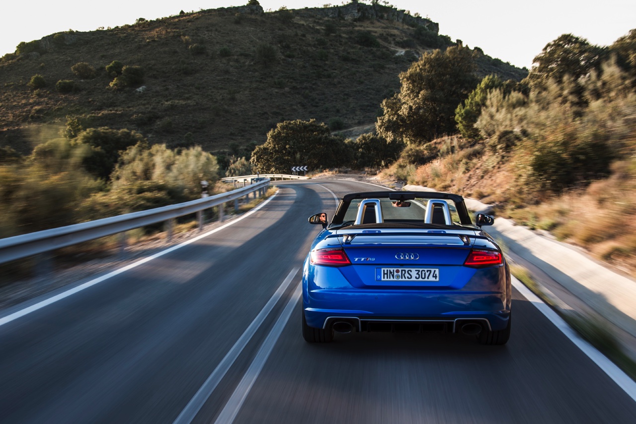 Autotest Audi TT RS 2.5 TFSI, de nieuwe generatie TT RS met compleet herziene vijfcilinder. Worden wij vrolijk van 400 pk en een sportuilaat? We gaan rijden!